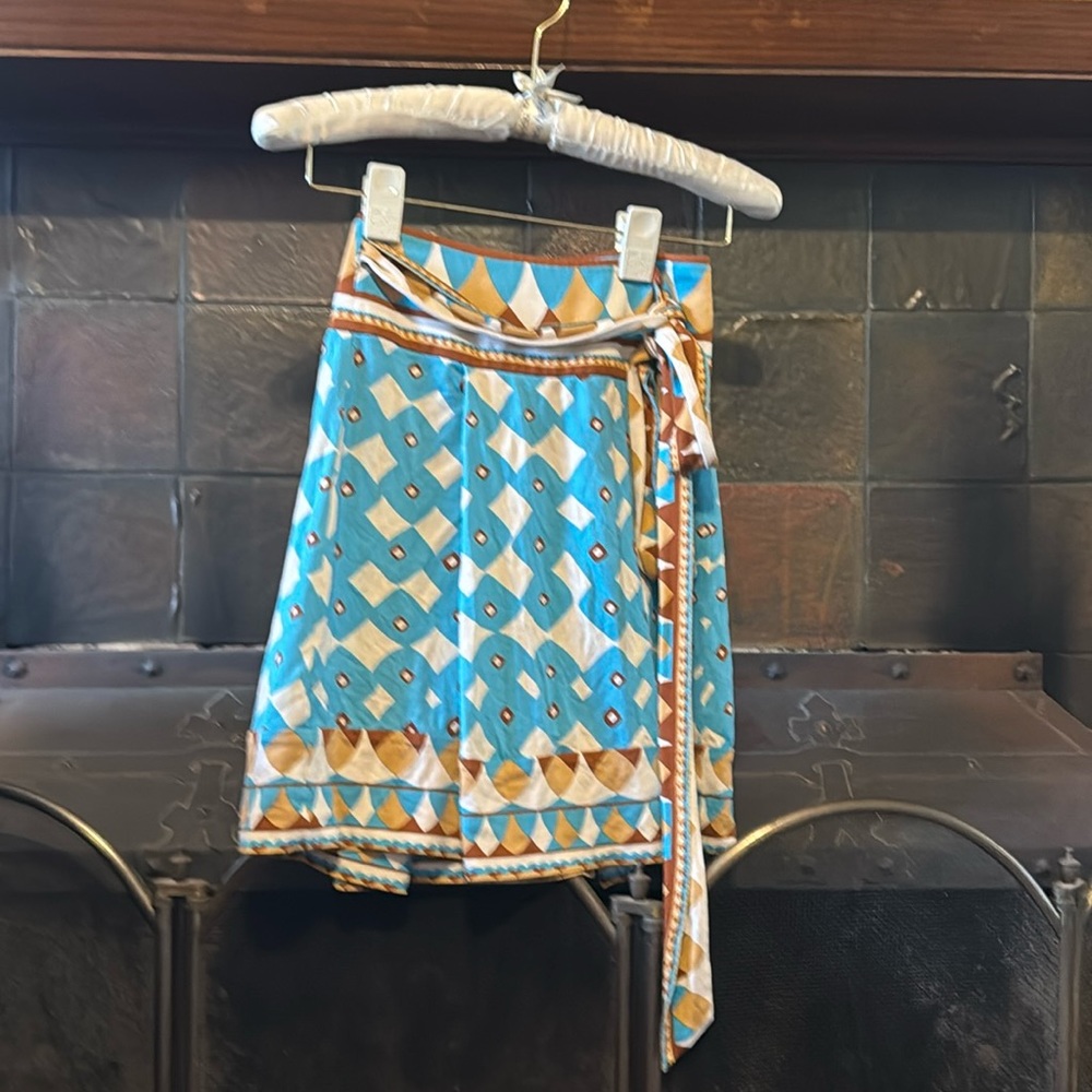Diane von furstenberg size o wrap around skirt  100% silk excellent condition